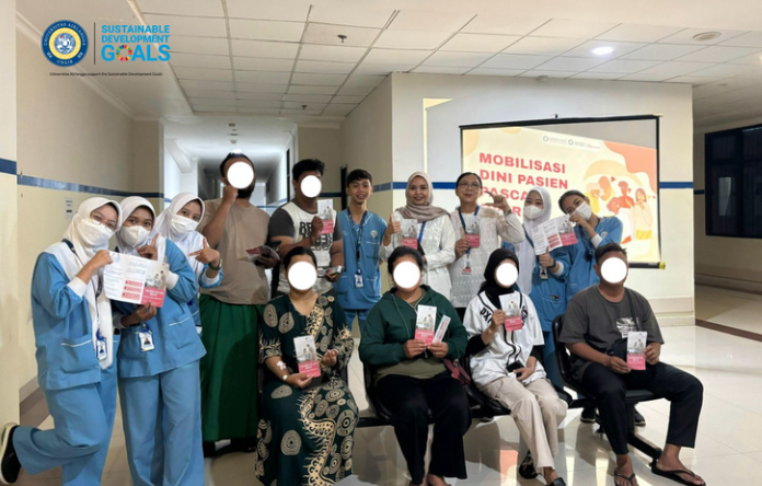 Mahasiswa Ners Unair Ajak Pasien Post Operasi Mobilisasi Dini untuk Pulih Lebih Cepat
